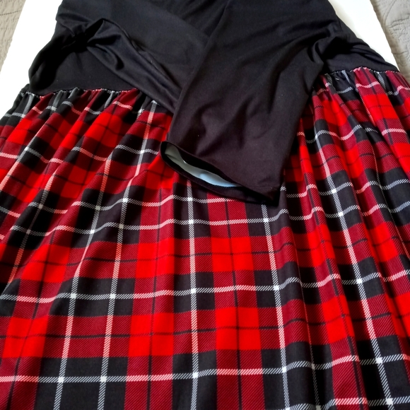 Black and plaid top - Picture 1 of 3